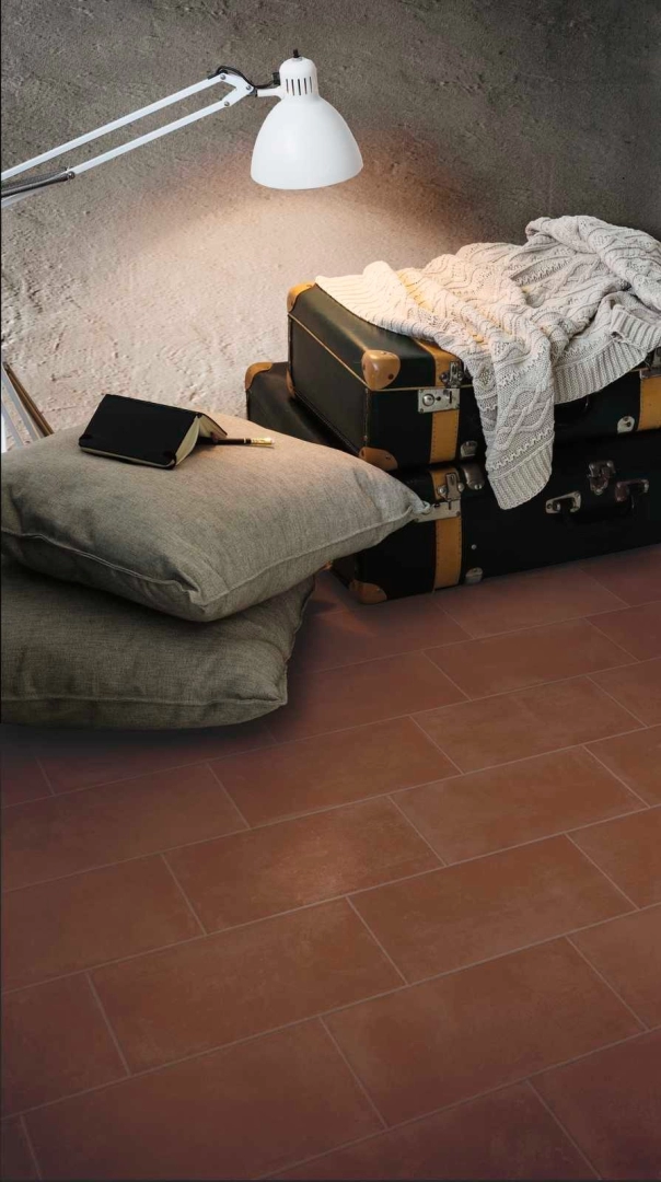Płytki gresowe Marazzi Cotti D'italia efekt terakota w nowoczesnym salonie z drewnianymi akcentami