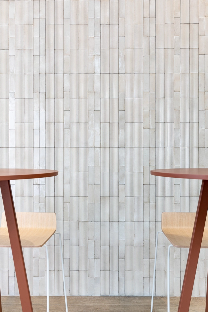 Płytki Marazzi Rice efekt kolor w nowoczesnej aranżacji salonu