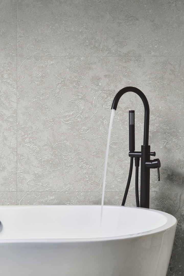 Gres Marazzi Mystone Berici efekt kamień naturalny w nowoczesnym salonie