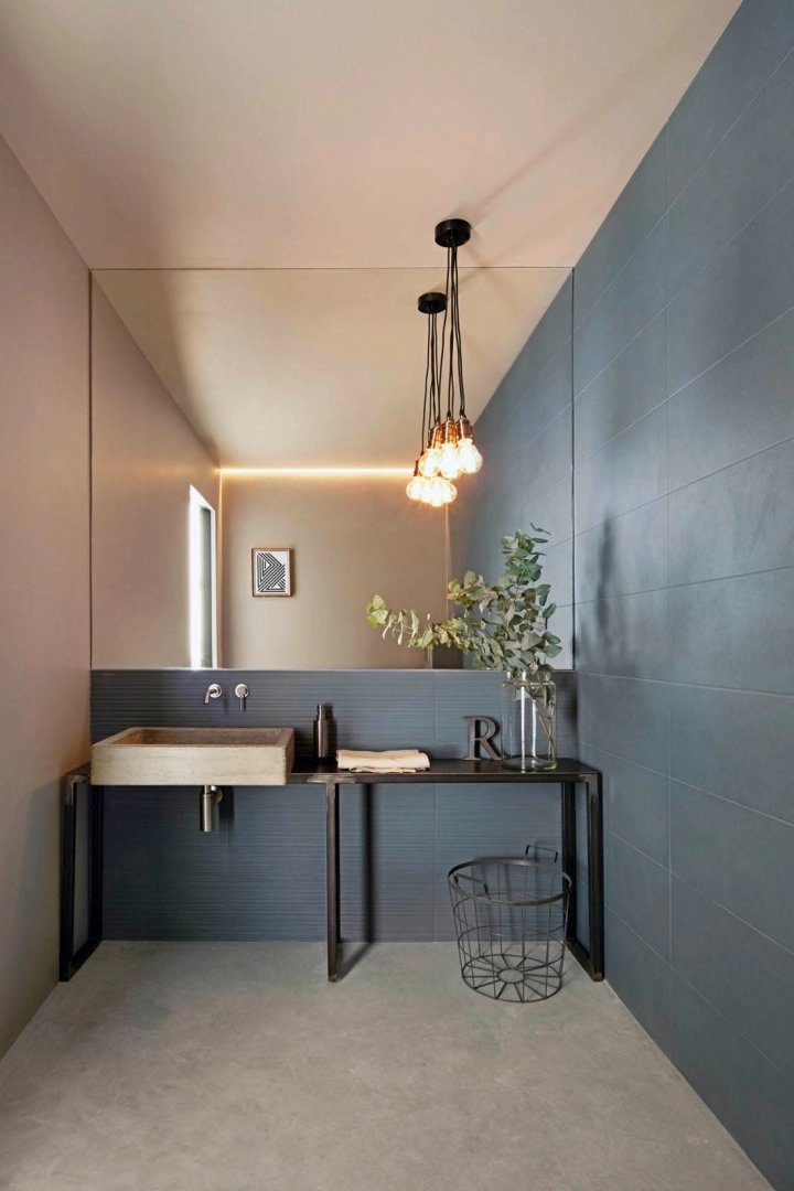 Płytki Marazzi Chalk imitujące beton w eleganckim holu i salonie