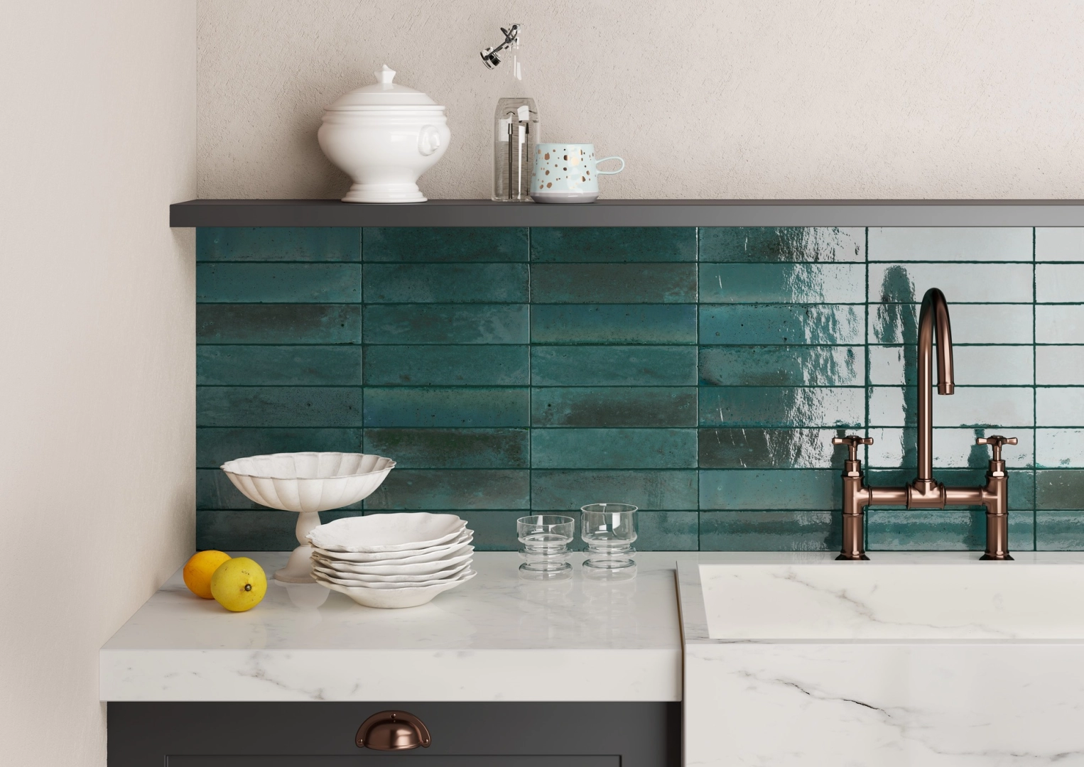 Marazzi Lume gres o efekcie cegły w salonie z dużym oknem tarasowym