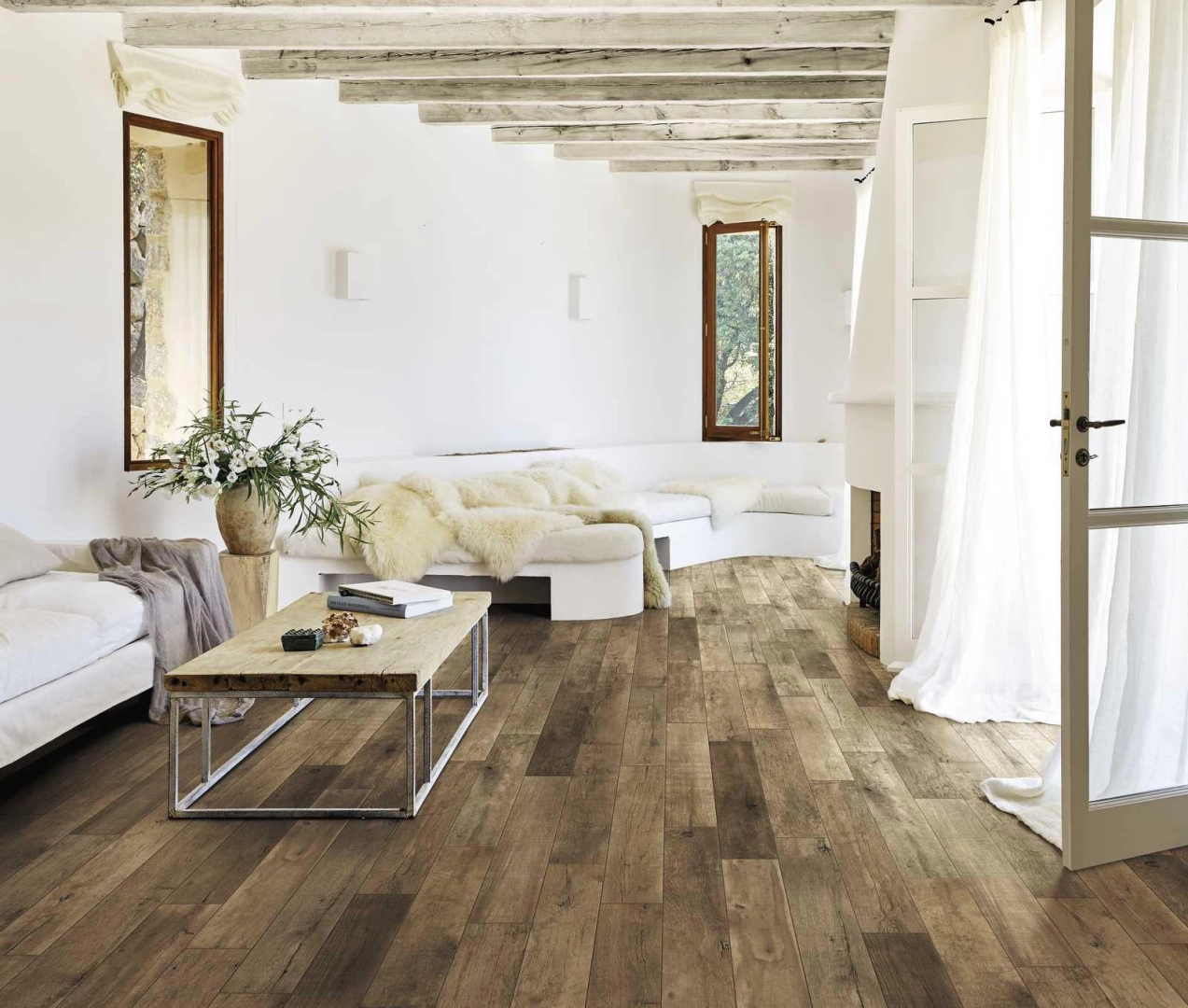 Płytki Marazzi Treverkstage efekt drewno w nowoczesnej aranżacji salonu