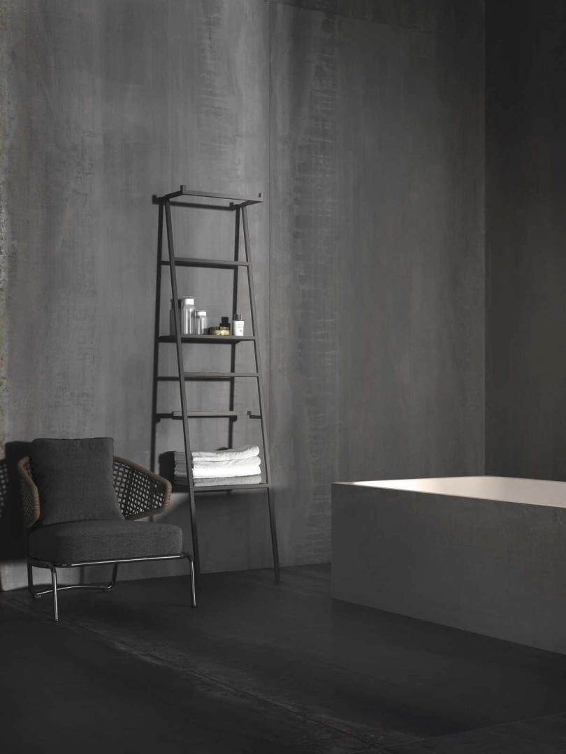 Gres Marazzi Grande Metal Look efekt metal w przestronnym salonie z oknami tarasowymi