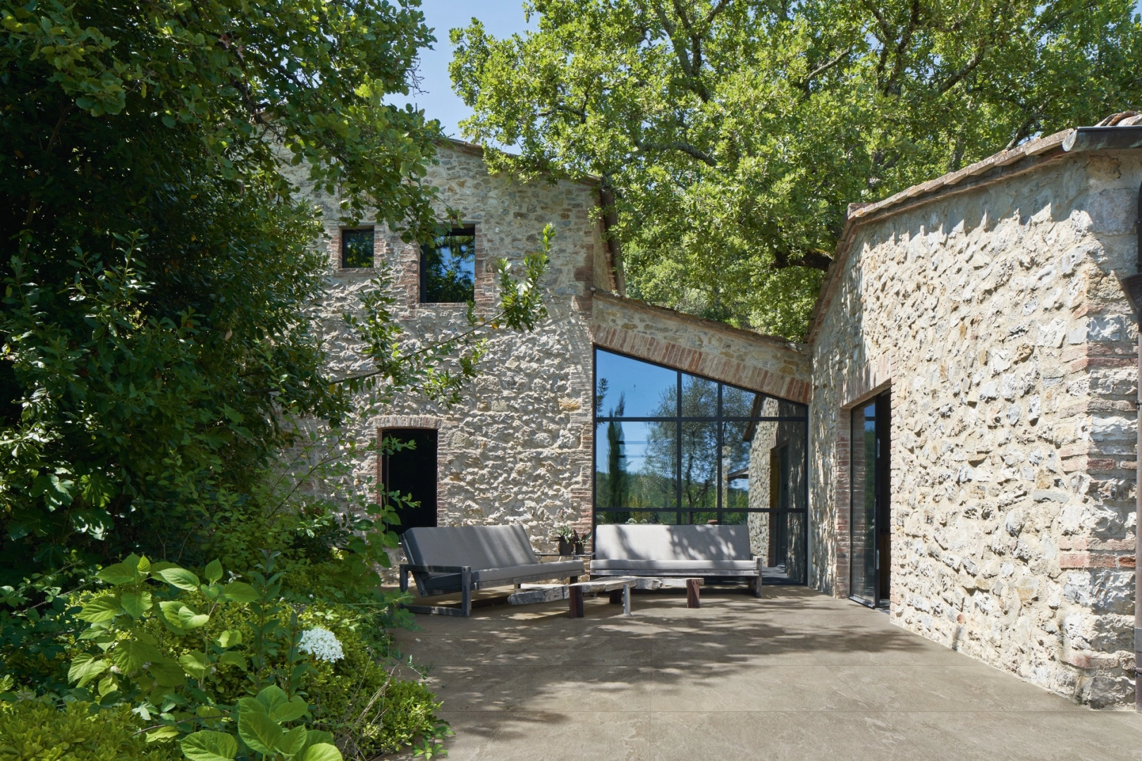 Marazzi Mystone Pietra Ligure – gres imitujący kamień naturalny w nowoczesnym domu jednorodzinnym
