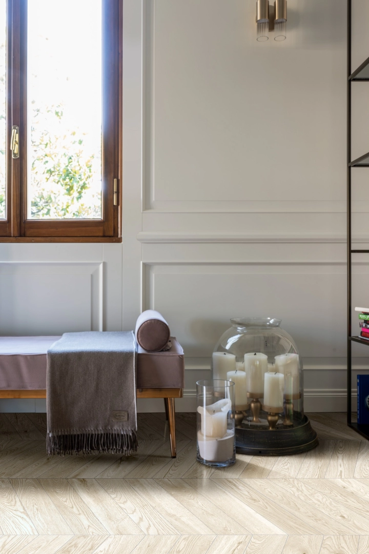 Płytki gresowe Marazzi Vero efekt drewno w salonie utrzymanym w jasnych tonach