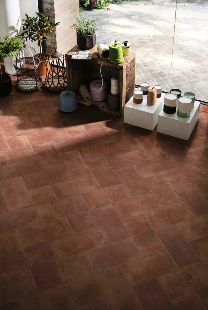 Gres porcelanowy Marazzi Cotti D'italia terakota w luksusowym salonie