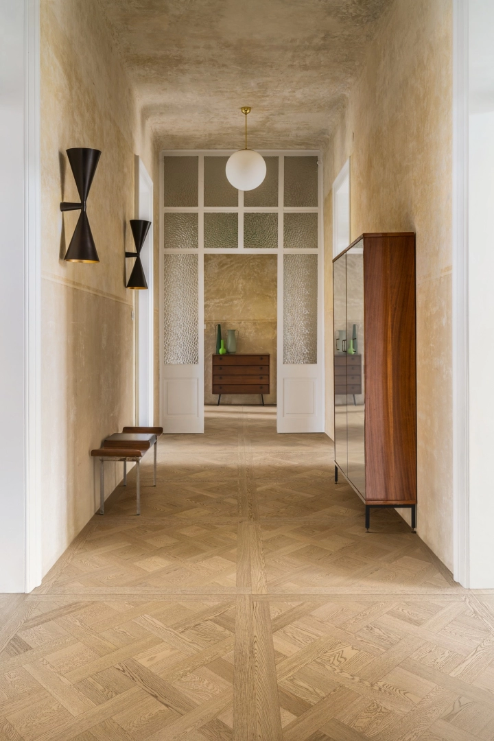 Gres porcelanowy Marazzi Intrecci drewno w luksusowym salonie
