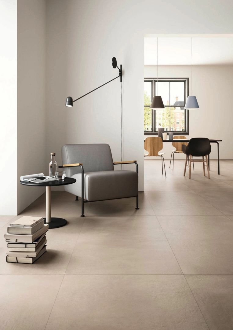 Marazzi Powder gres o efekcie betonu na podłodze w nowoczesnym domu