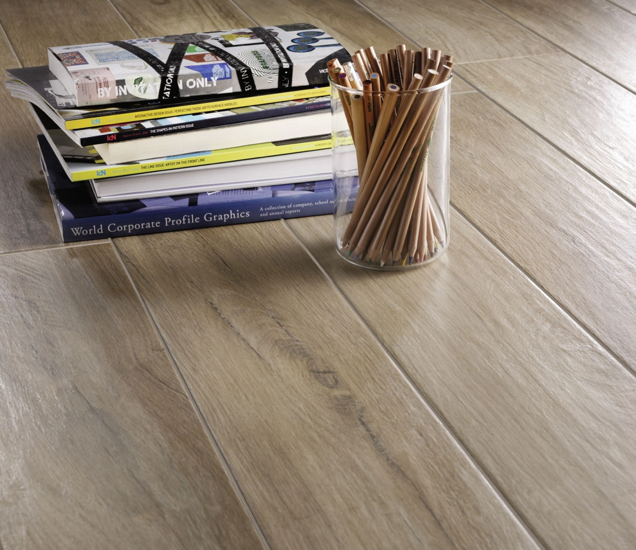 Wielkoformatowy gres Marazzi Treverkmood efekt drewno w salonie z kominkiem