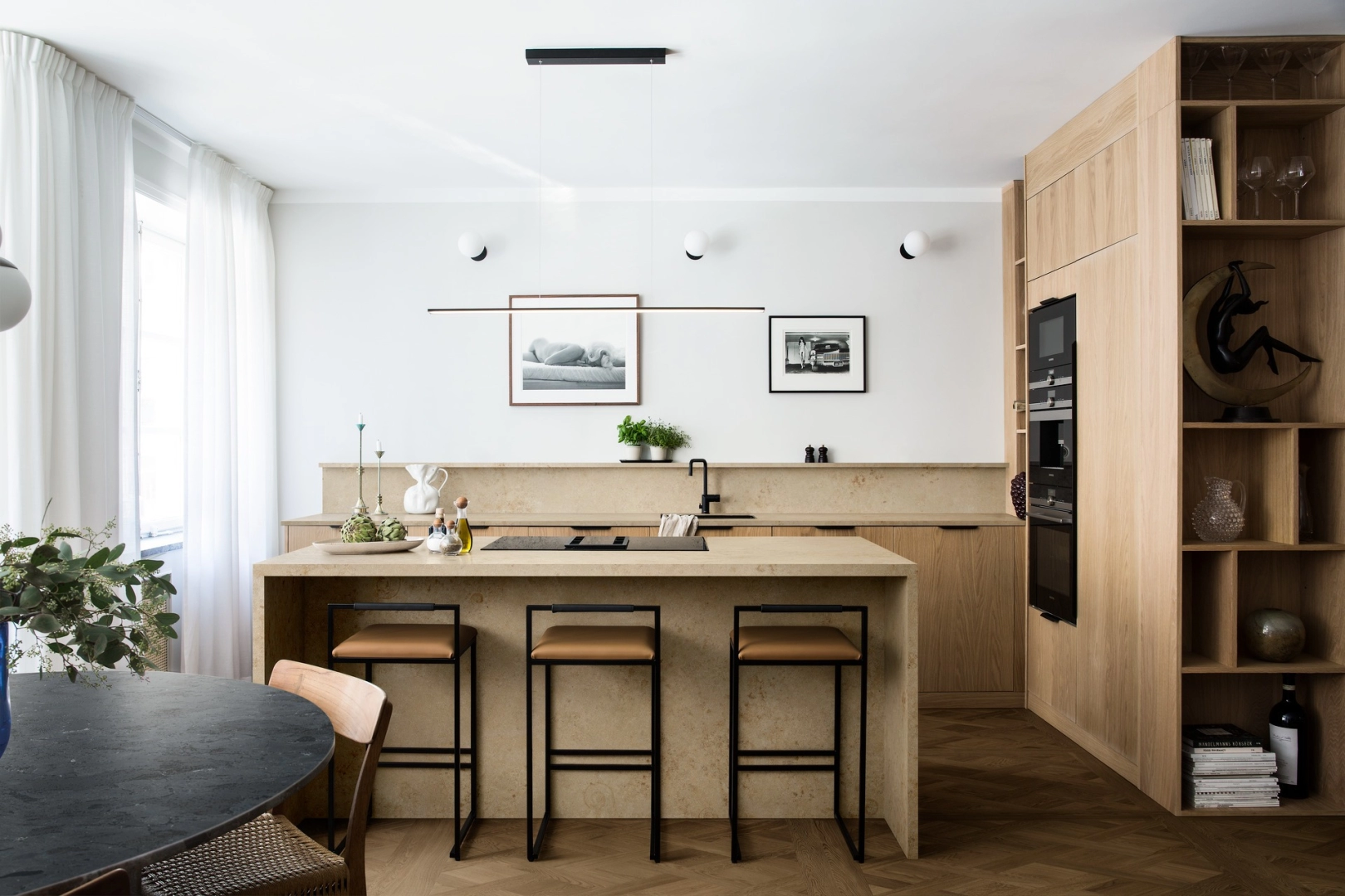 Płytki Marazzi Grande Stone Look imitujące kamień naturalny w nowoczesnej aranżacji z dużą ilością światła