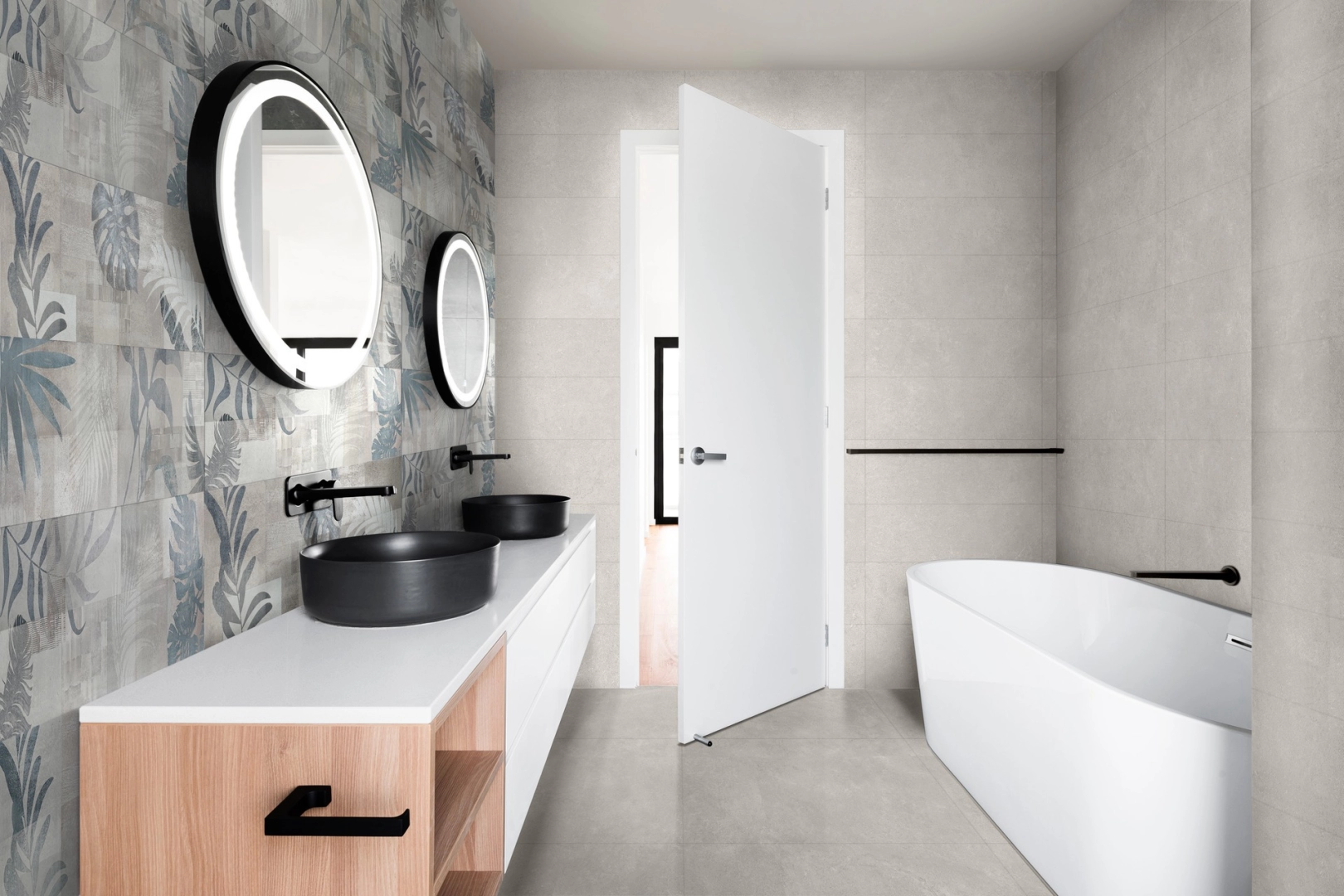 Płytki gresowe Marazzi Stream efekt kamień naturalny w eleganckim salonie z dużymi przeszkleniami
