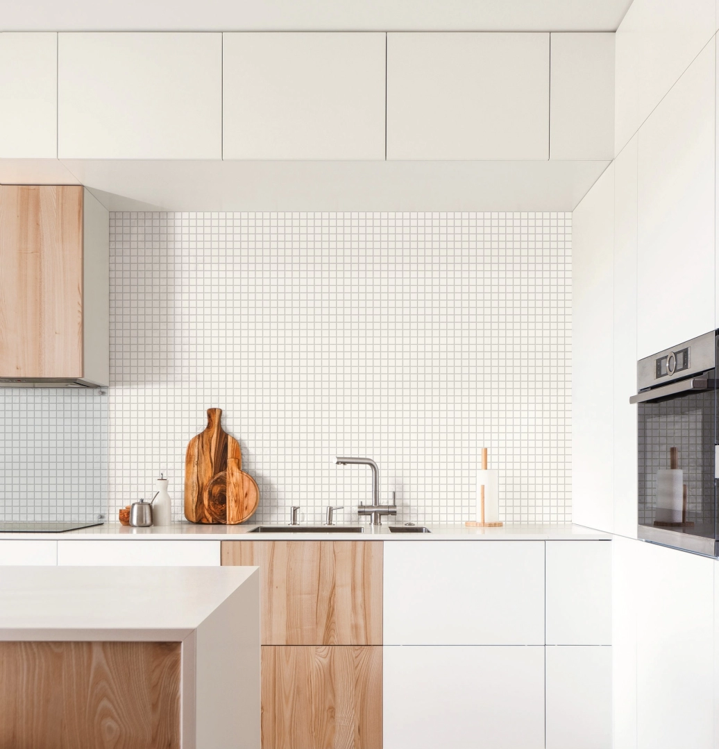 Gres Marazzi Colorplay efekt kolor w przestronnym salonie z oknami tarasowymi