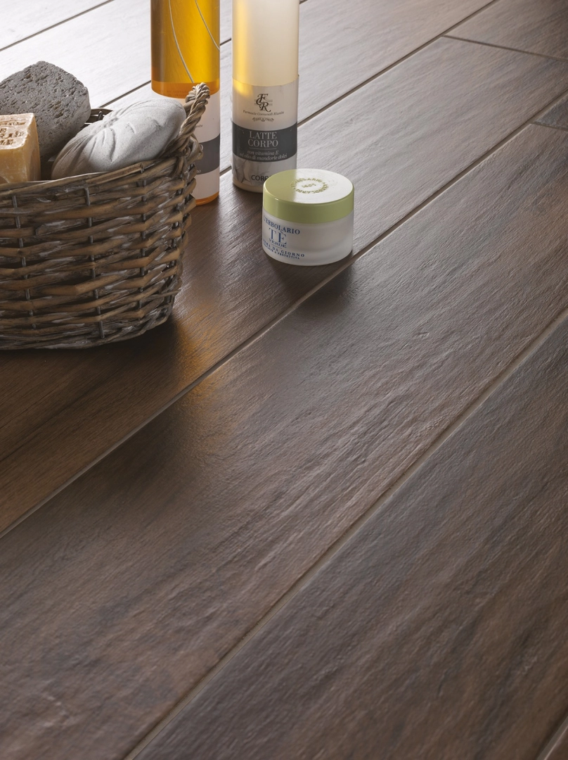Płytki gresowe Marazzi Treverkmood efekt drewno w nowoczesnym salonie z drewnianymi akcentami
