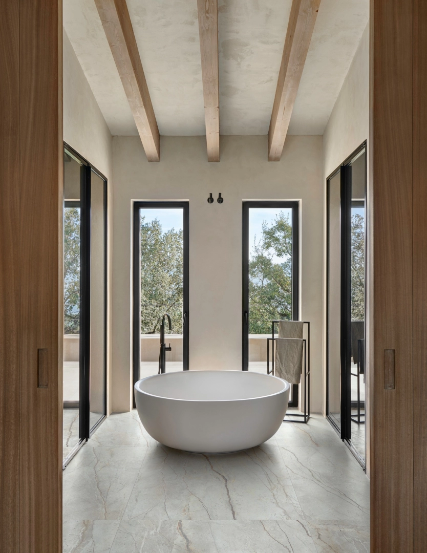 Płytki gresowe Marazzi Mystone Silver Root efekt kamień naturalny w eleganckim salonie z dużymi przeszkleniami
