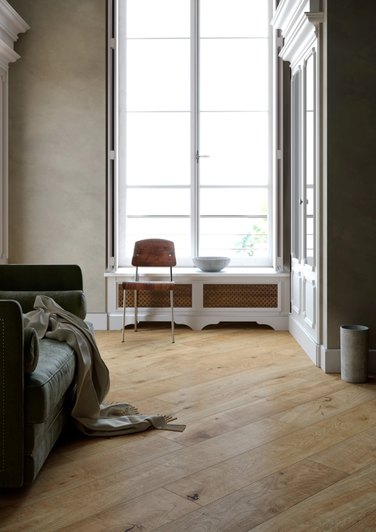 Marazzi Vero – gres imitujący drewno w jasnym, przestronnym salonie