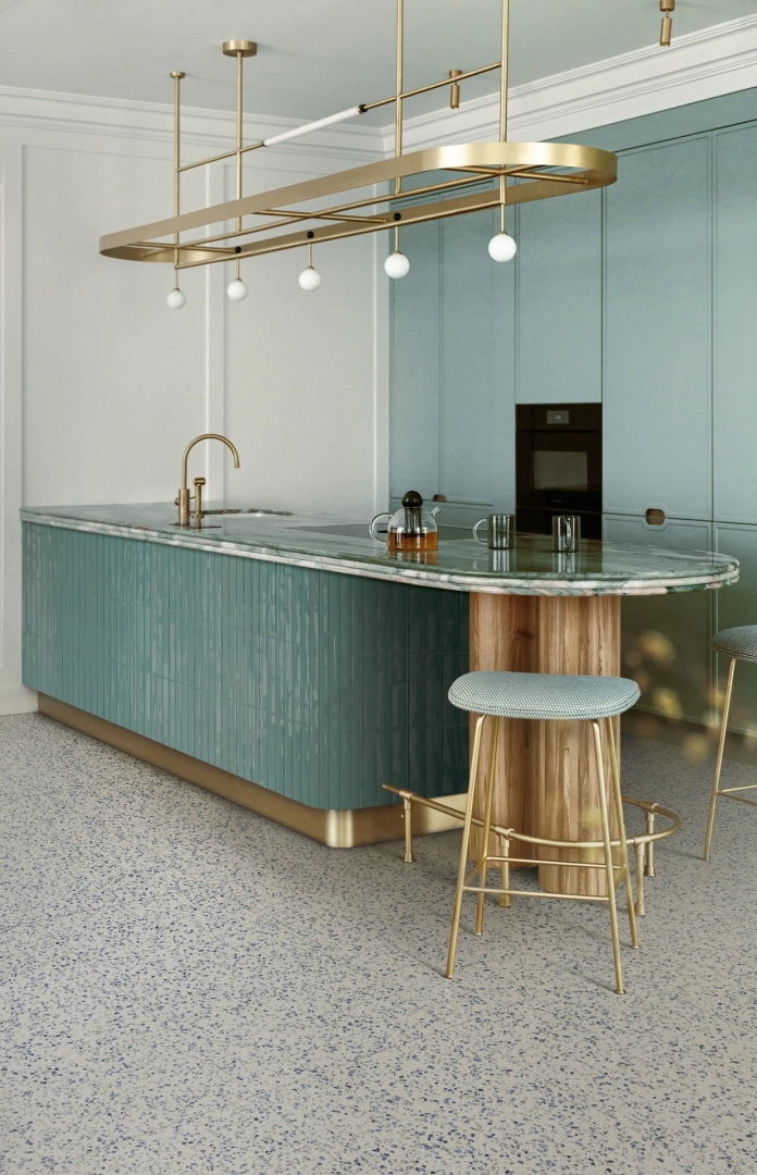 Płytki gresowe Marazzi Frammento efekt terrazzo w eleganckim salonie z dużymi przeszkleniami