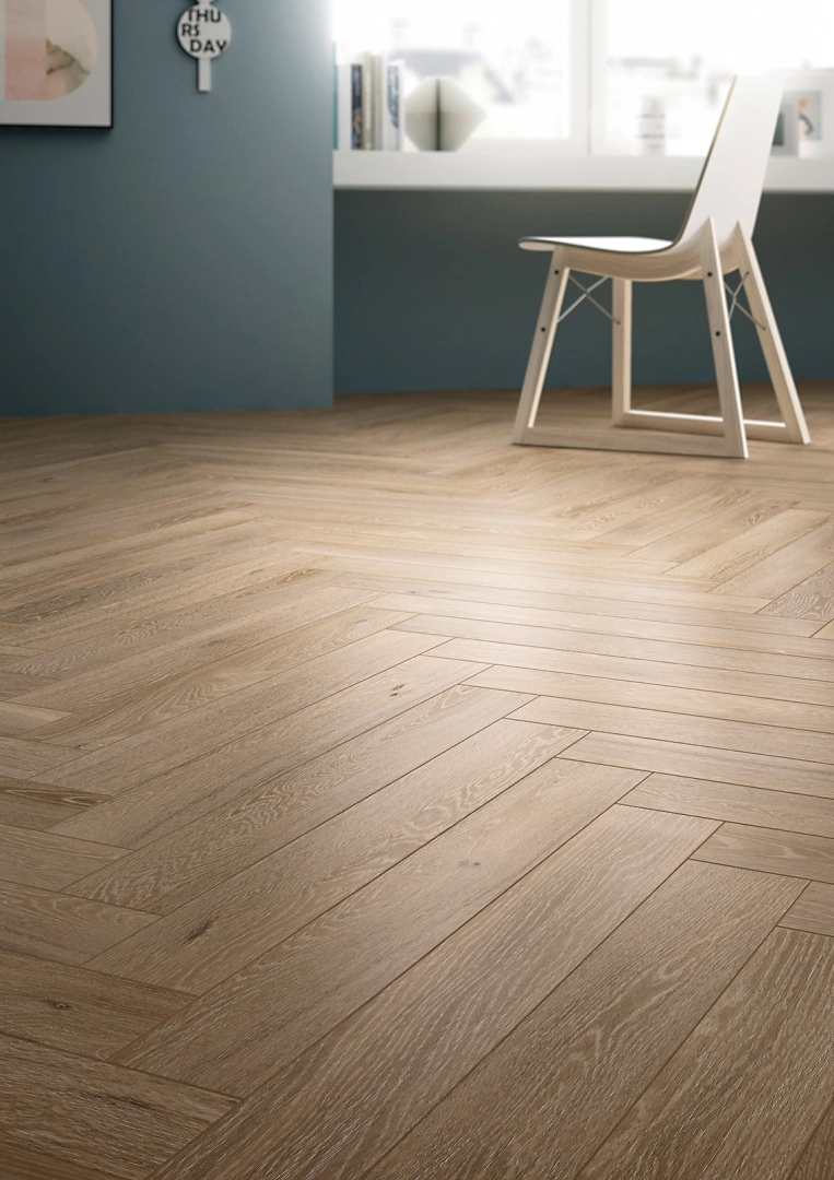 Płytki Marazzi Treverkcharme imitujące drewno w eleganckim holu i salonie