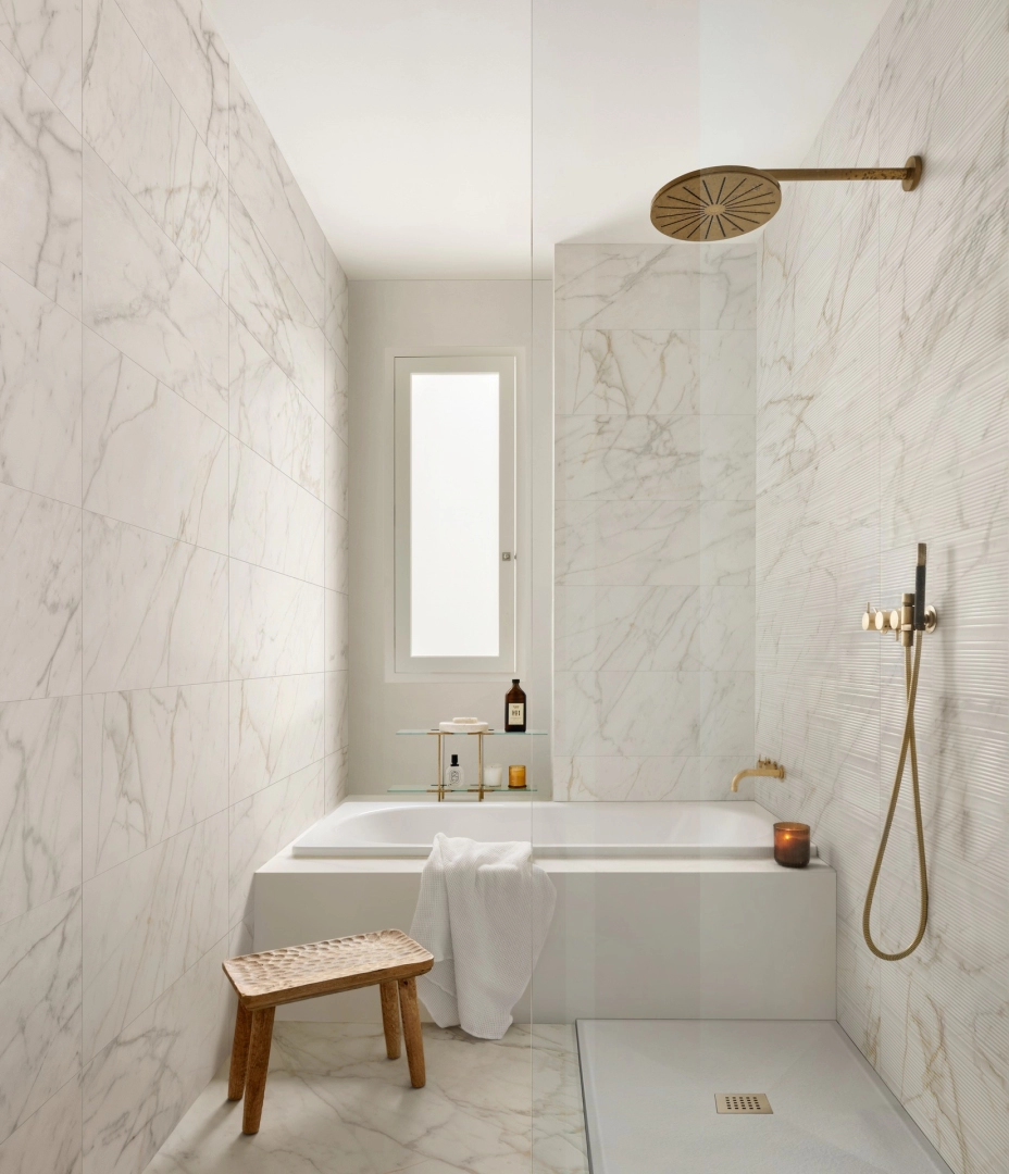Płytki Marazzi Fabula Wall imitujące marmur w eleganckim holu i salonie