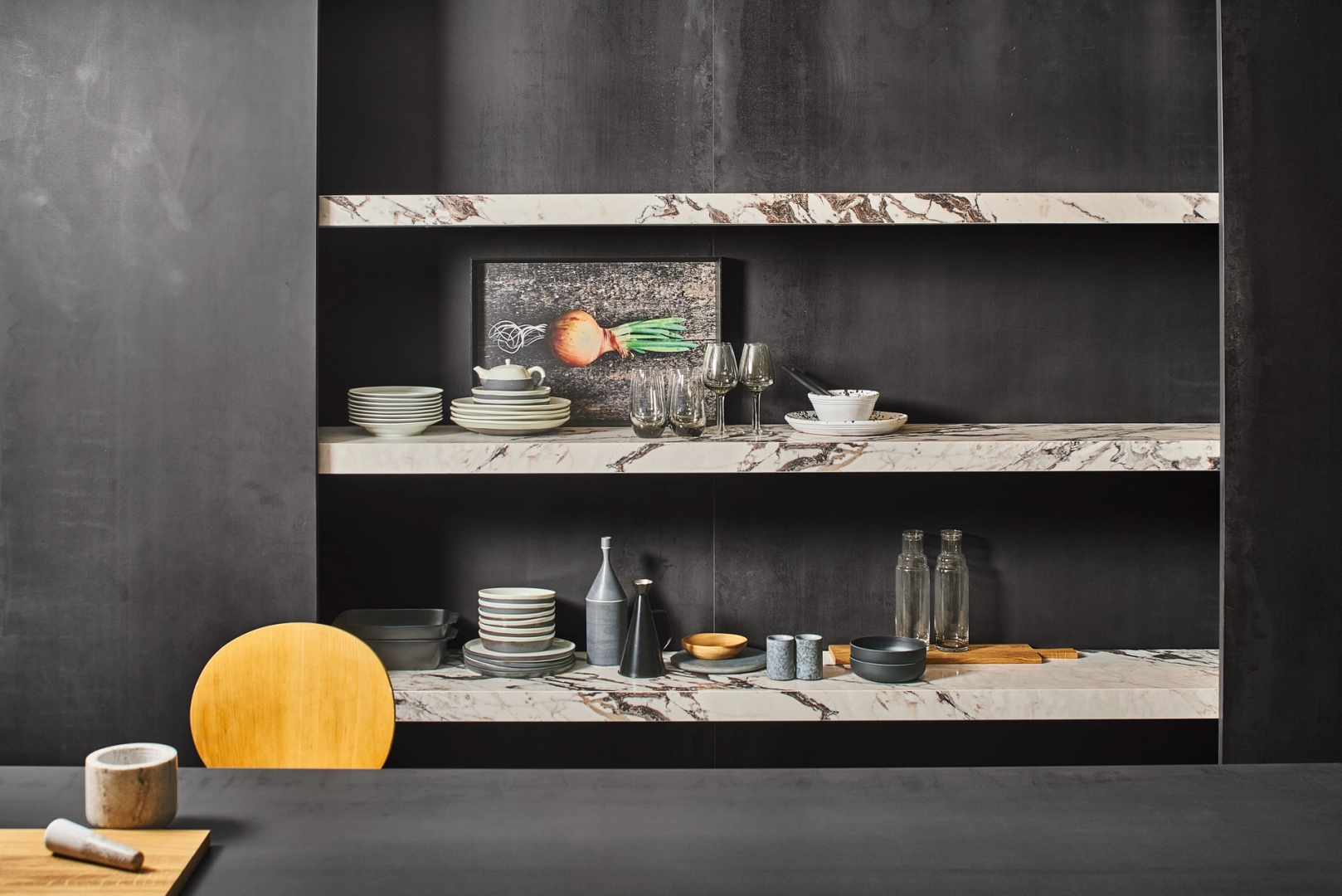 Płytki gresowe Marazzi Grande Metal Look efekt metal w eleganckim salonie z dużymi przeszkleniami