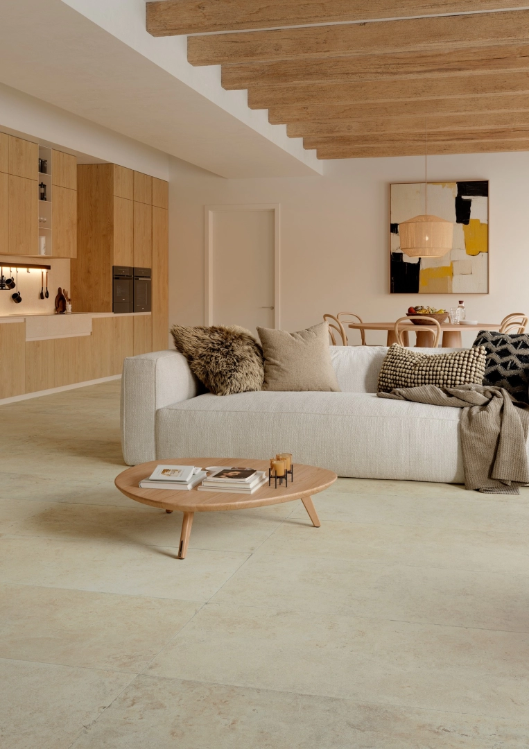 Płytki Marazzi Uniche efekt kamień naturalny w nowoczesnej aranżacji salonu