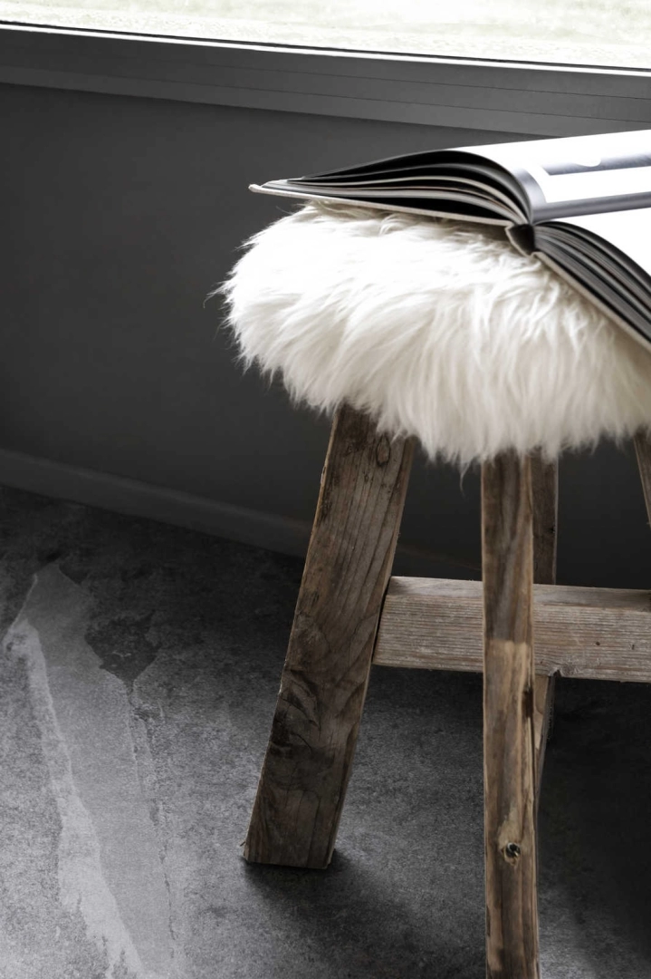 Marazzi Mystone Ardesia – gres imitujący kamień naturalny w nowoczesnym domu jednorodzinnym