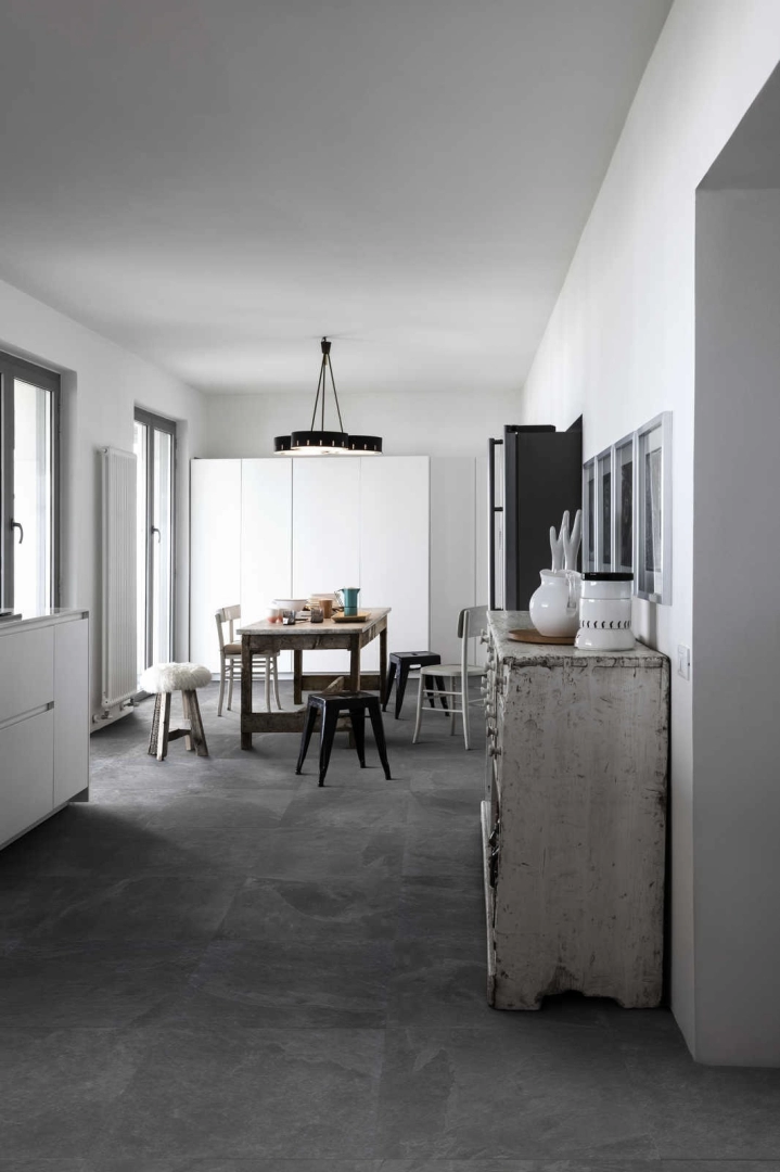 Wielkoformatowy gres Marazzi Mystone Ardesia efekt kamień naturalny w salonie z widokiem na ogród