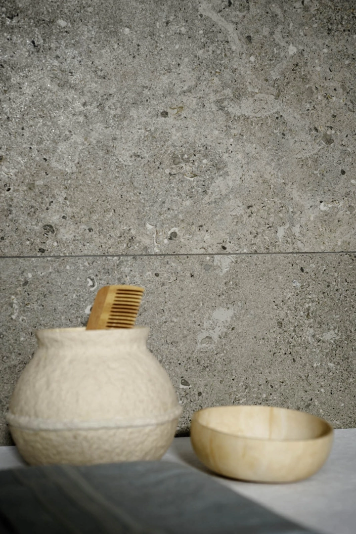 Marazzi Mystone Gris Fleury gres o efekcie kamienia naturalnego na podłodze w nowoczesnym domu