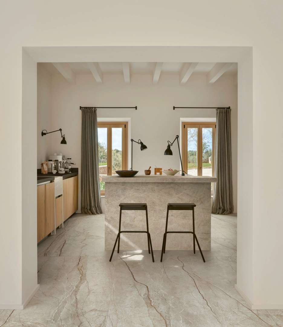 Płytki Marazzi Mystone Silver Root imitujące kamień naturalny w eleganckim holu i salonie