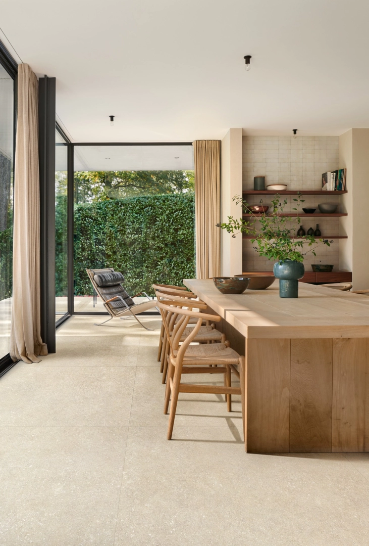 Wielkoformatowy gres Marazzi Mystone Berici efekt kamień naturalny w salonie z kominkiem
