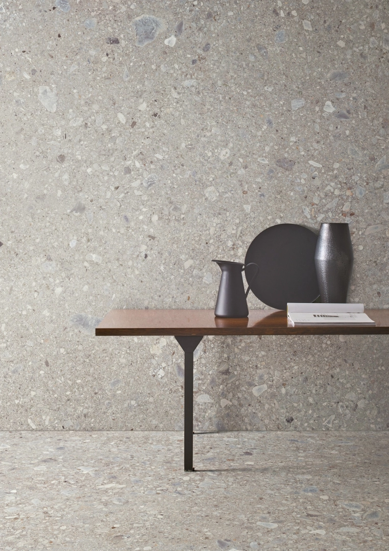 Płytki gresowe Marazzi Grande Stone Look efekt kamień naturalny w nowoczesnym salonie z drewnianymi akcentami