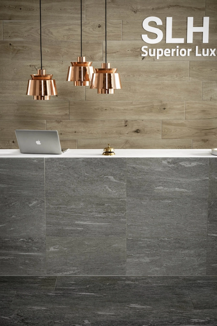 Płytki gresowe Marazzi Mystone Pietra DI Vals efekt kamień naturalny w nowoczesnym salonie z drewnianymi akcentami