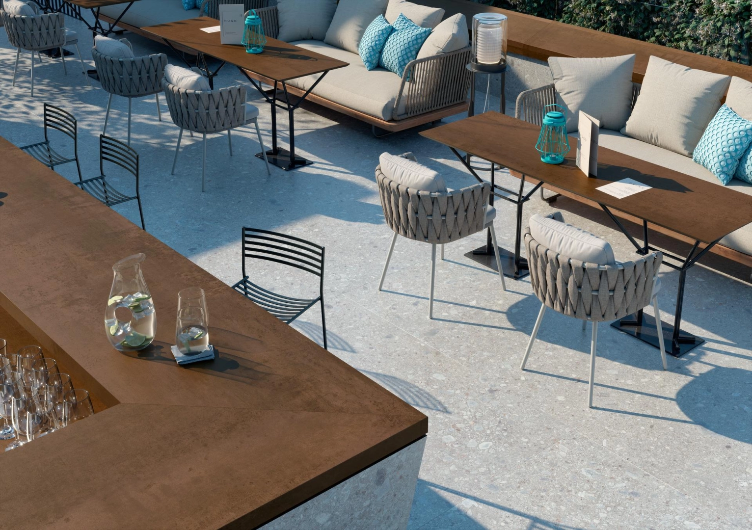 Płytki Marazzi Grande Metal Look efekt metal w salonie z otwartą kuchnią