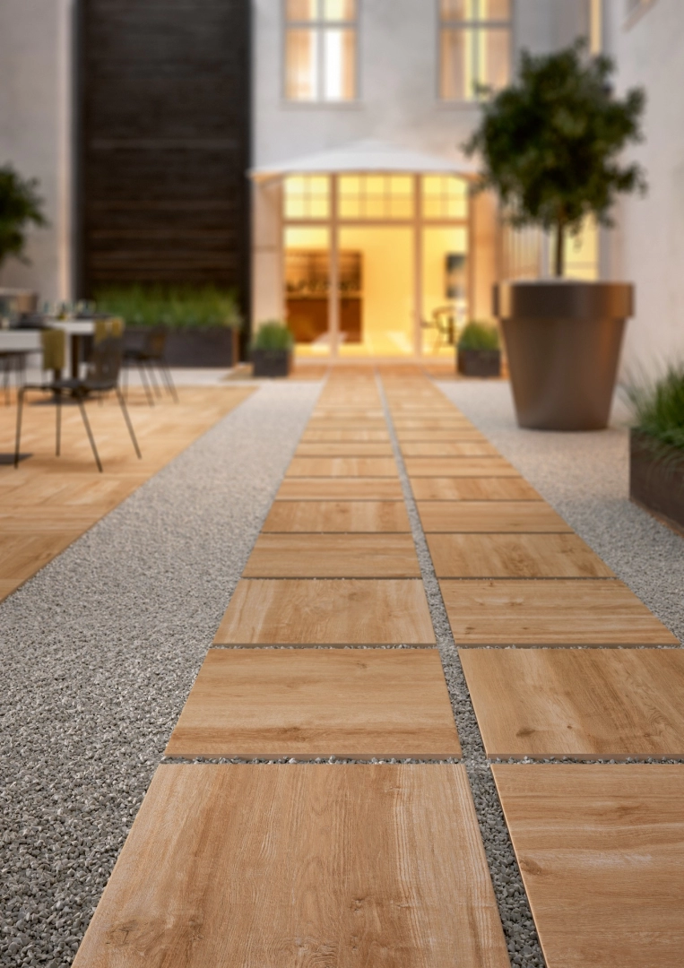 Płytki Marazzi Treverkhome imitujące drewno w eleganckim holu i salonie