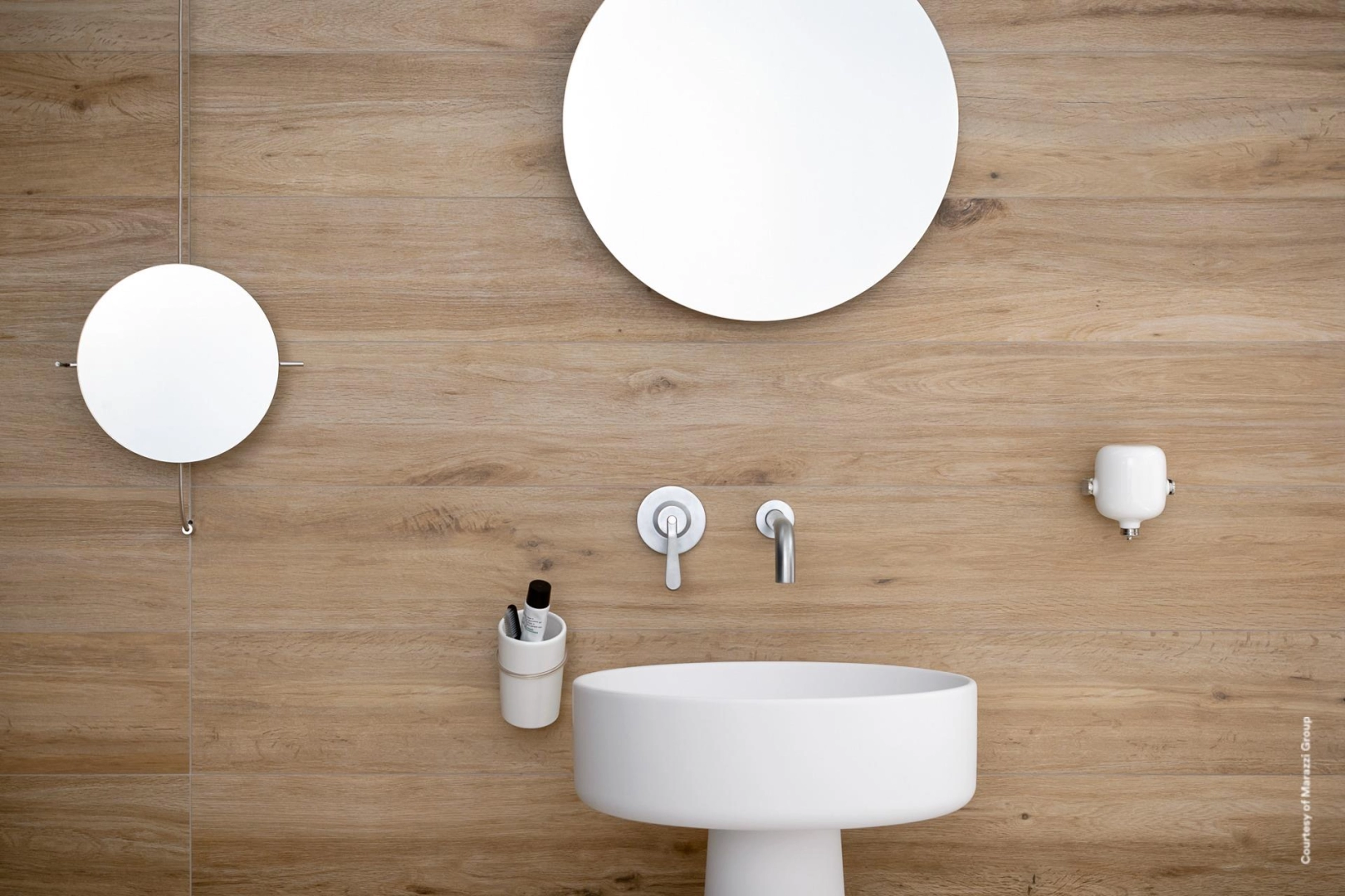 Marazzi Treverktrend – gres imitujący drewno w jasnym salonie w stylu skandynawskim