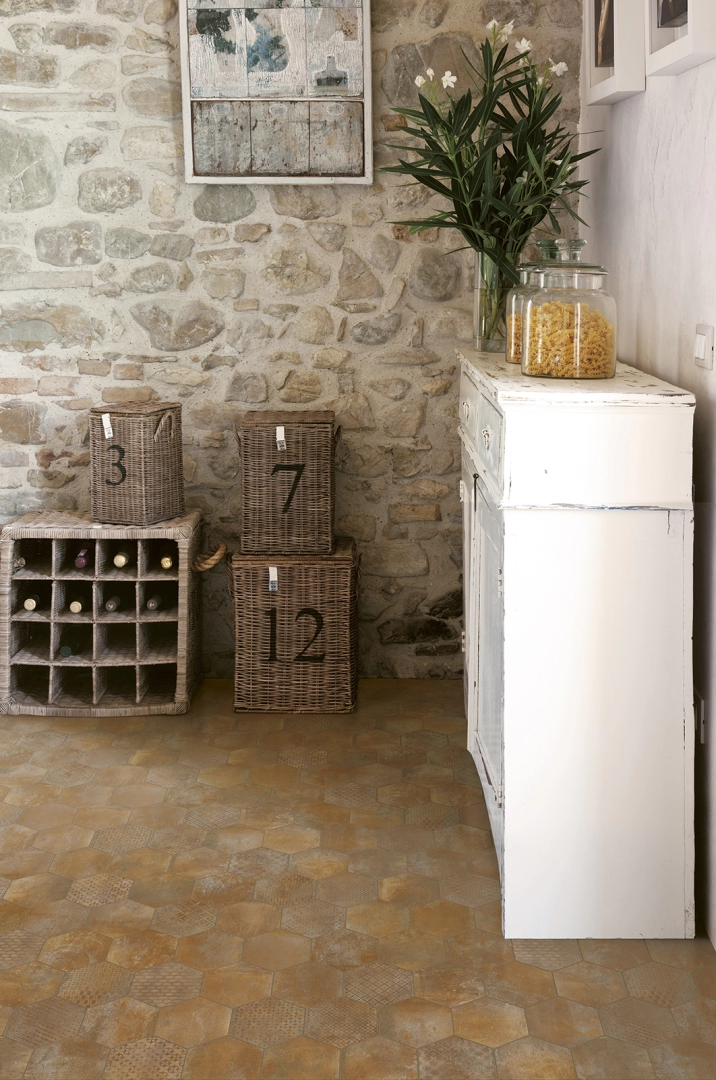 Płytki Marazzi Cotti D'italia efekt terakota w salonie z otwartą kuchnią