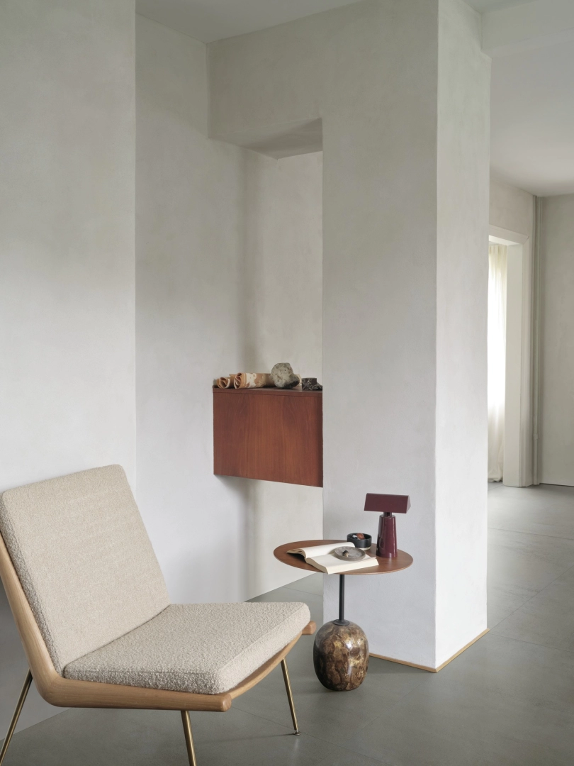 Płytki gresowe Marazzi Slow Cold efekt terakota w eleganckim salonie z dużymi przeszkleniami
