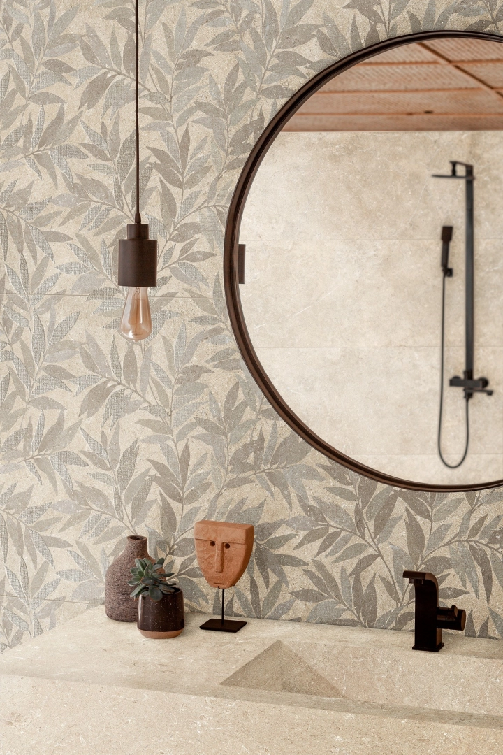 Płytki Marazzi Limestone Wall imitujące beton w eleganckim holu i salonie
