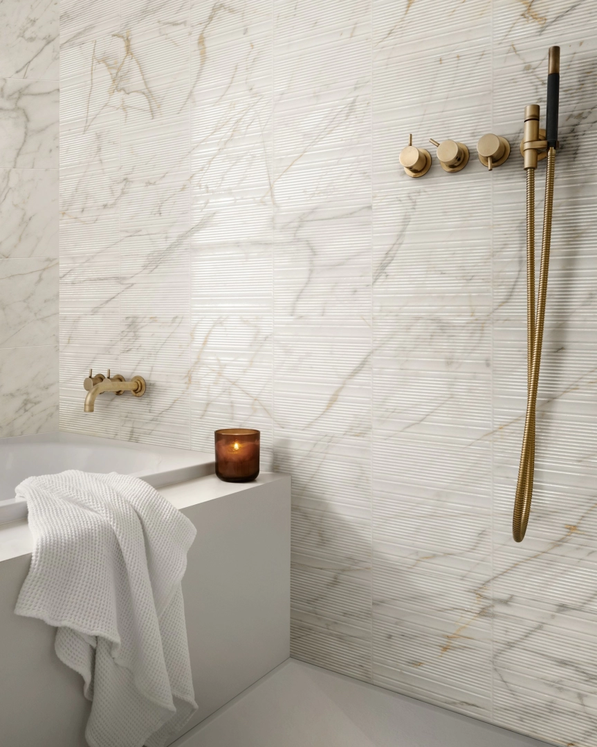Wielkoformatowy gres Marazzi Fabula Wall efekt marmur w salonie z kominkiem