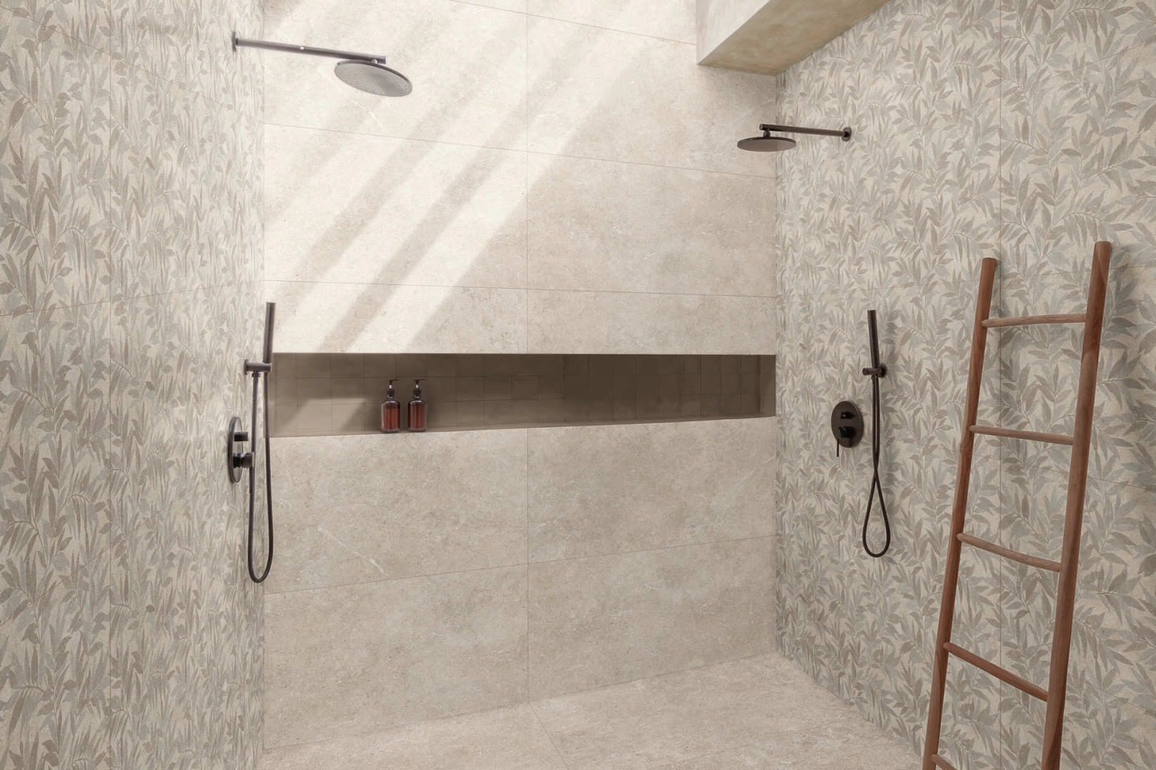 Gres Marazzi Limestone Wall efekt beton w przestronnym salonie z oknami tarasowymi