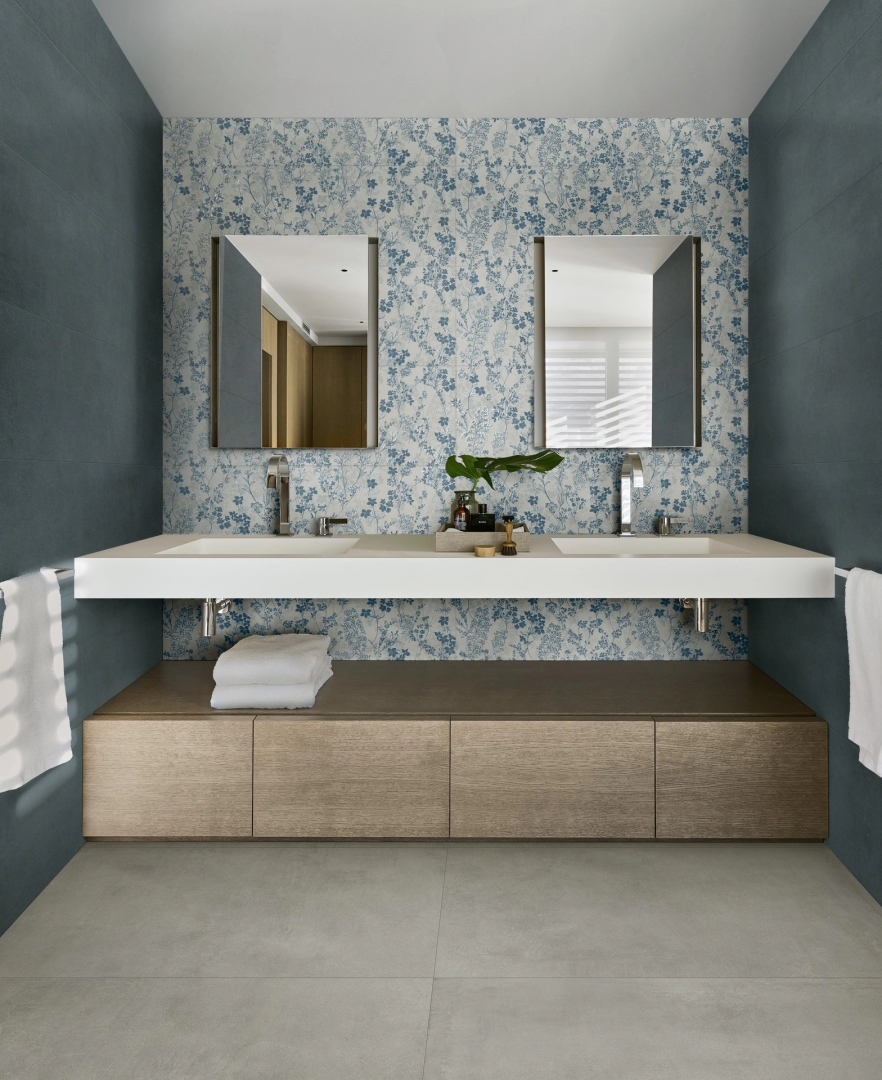 Marazzi Cementum Wall gres o efekcie betonu na podłodze w nowoczesnym domu
