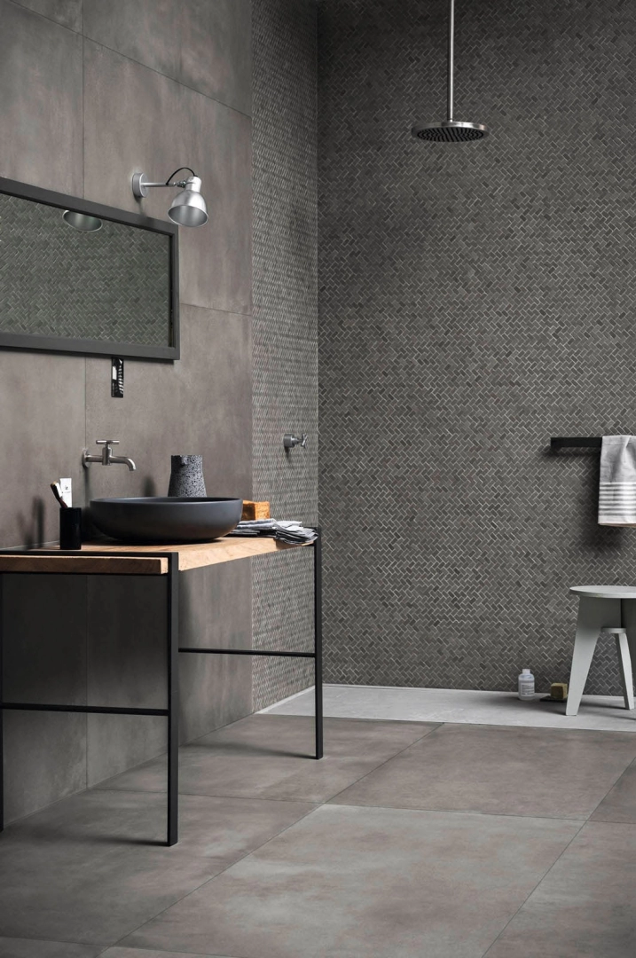 Gres porcelanowy Marazzi Powder beton w przestronnej strefie dziennej