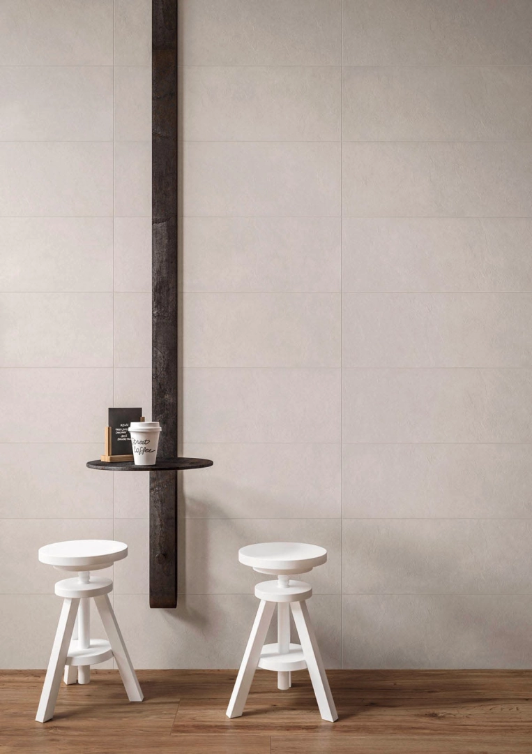Gres Marazzi Chalk efekt beton w minimalistycznym salonie