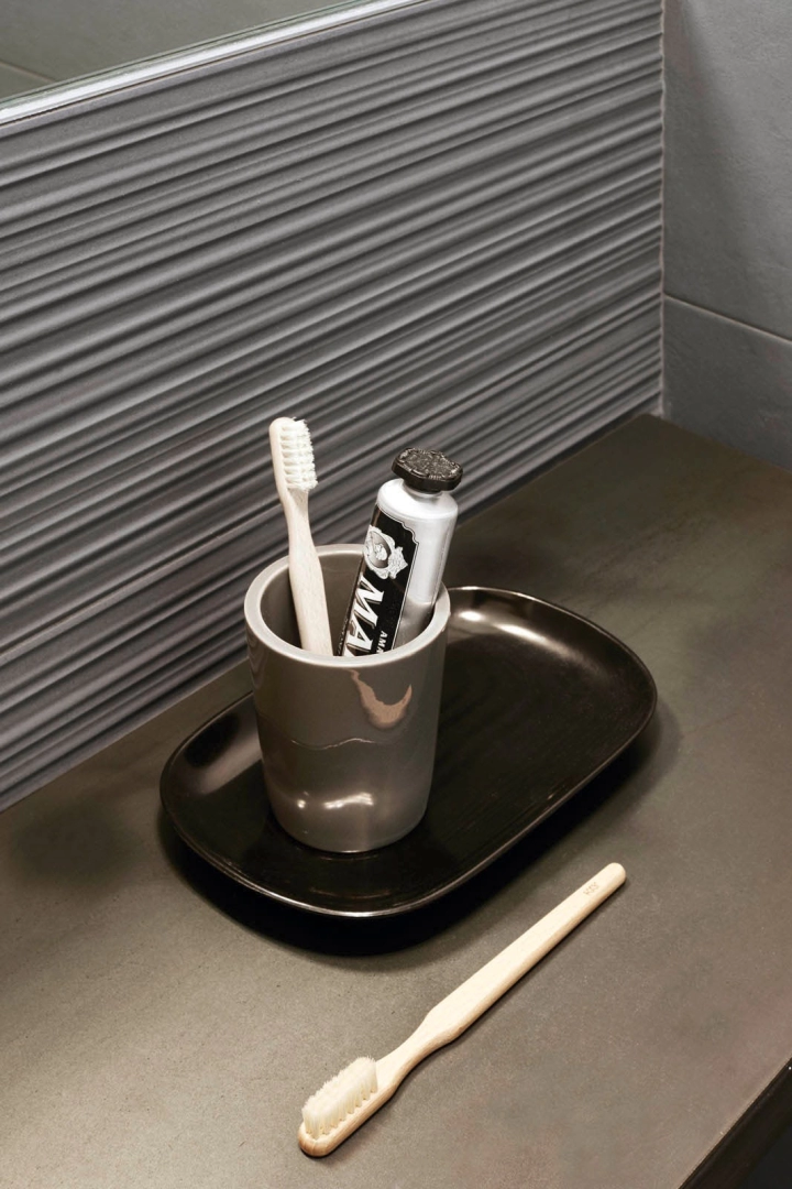 Wielkoformatowy gres Marazzi Chalk efekt beton w salonie z kominkiem