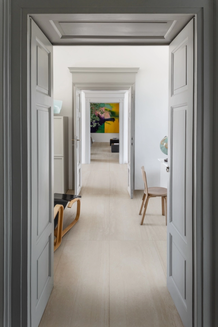 Gres Marazzi Mystone Travertino efekt kamień naturalny w nowoczesnym salonie
