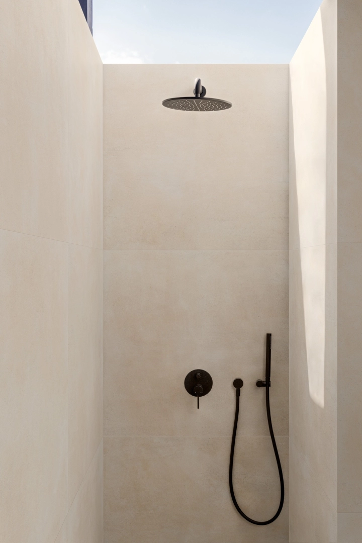 Marazzi Slow – gres imitujący terakotę w jasnym salonie w stylu skandynawskim