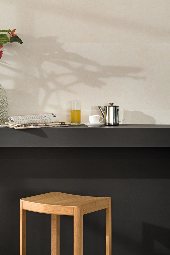 Płytki Marazzi Stone_art efekt kamień naturalny w salonie z otwartą kuchnią