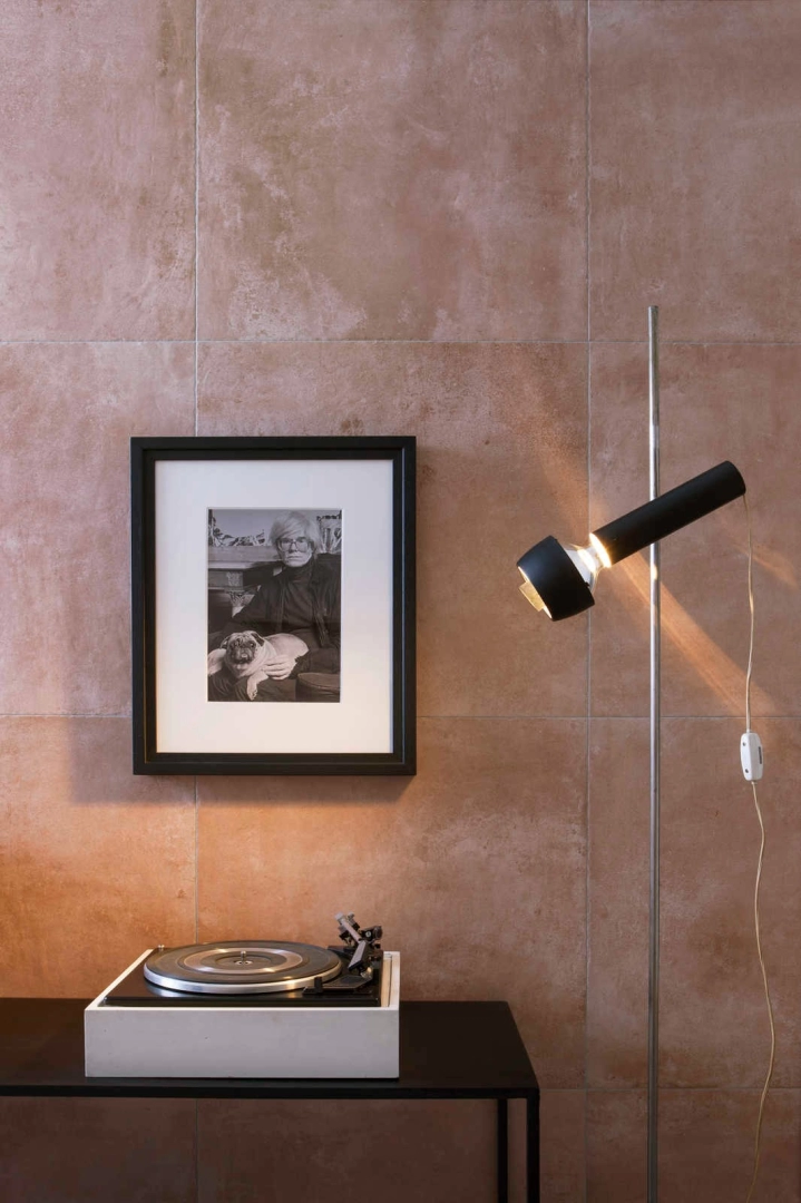 Płytki Marazzi Cotti D'italia efekt terakota w nowoczesnej aranżacji salonu