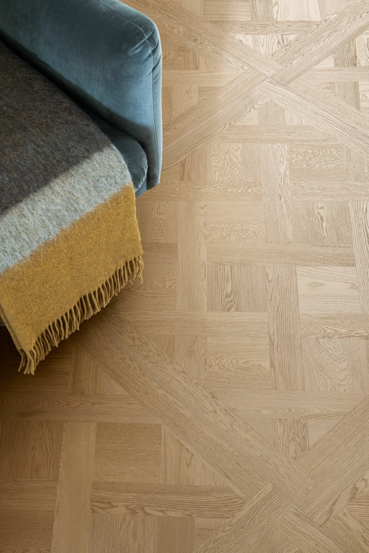 Wielkoformatowy gres Marazzi Intrecci efekt drewno w eleganckiej strefie dziennej