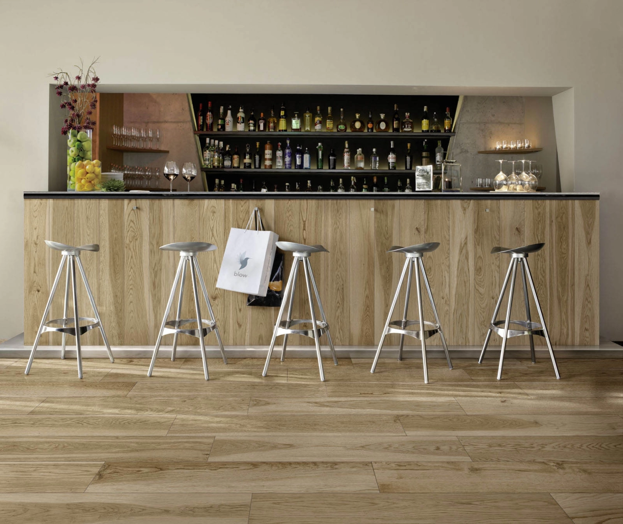 Gres porcelanowy Marazzi Treverkmore drewno w luksusowym salonie