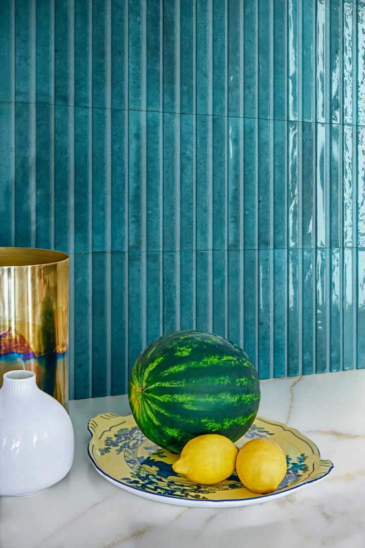 Płytki Marazzi Lume imitujące cegłę w eleganckim holu i salonie